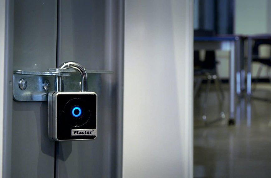 Le cadenas connecté Master Lock libère des clés et combinaisons