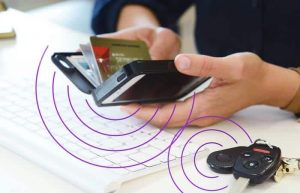 Cette coque portefeuille pour iPhone surveille clés et argent