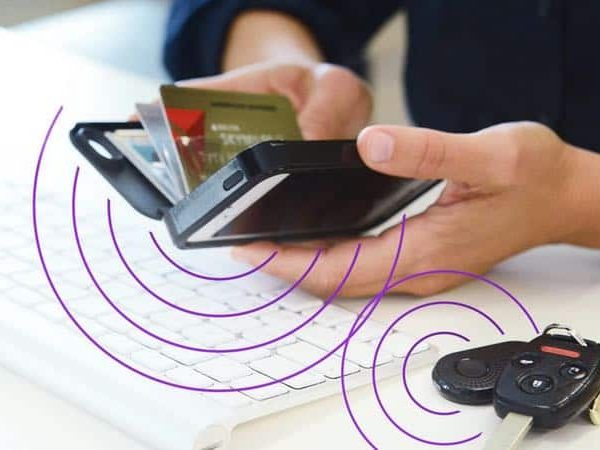 Cette coque portefeuille pour iPhone surveille clés et argent