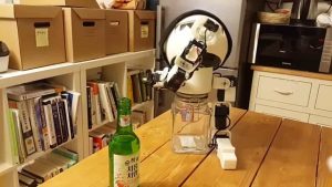 Sans plan pour le nouvel an ? Robot Drinky trinquera avec vous!