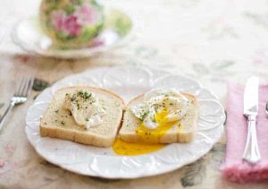 œufs pochés sur pain grillé