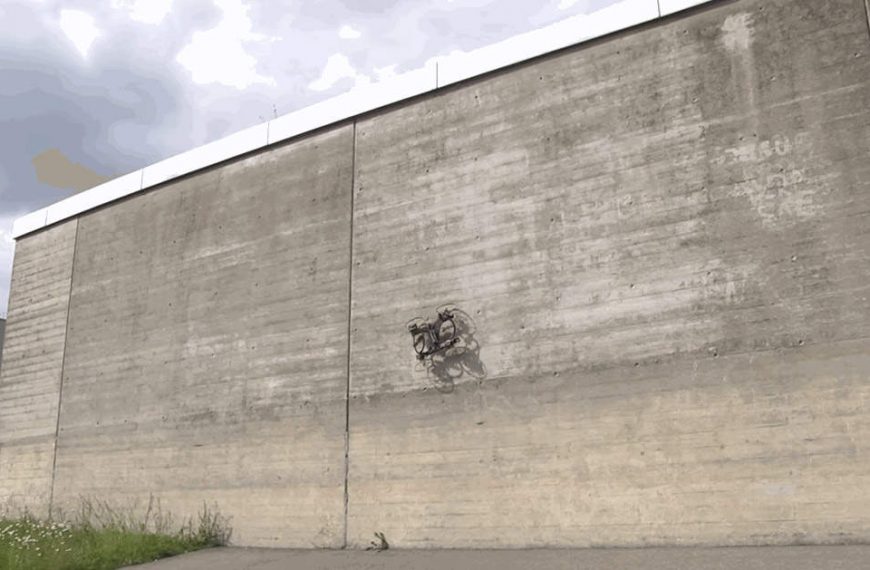 Une voiture qui roule sur les murs construite par Disney