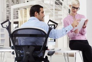 étirements au bureau sur sa chaise OfficeGym