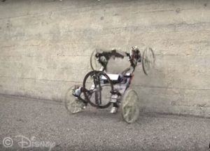 voiture qui roule sur les murs VertiGo Disney