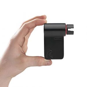 Le tuner de guitare motorisé Roadie entre deux doigts