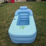 Cette baignoire gonflable pour adulte sert de bain d’appoint portable