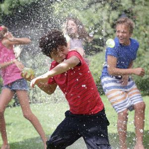 bataille de bombe à eau entre enfants