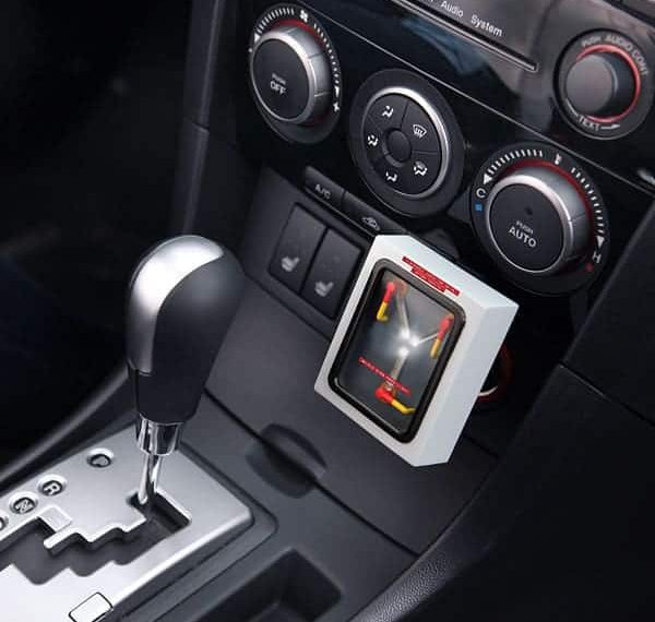 Le convecteur temporel USB de la DeLorean DMC-12