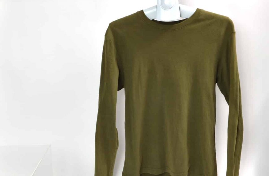 Ce cintre chauffant fait office de séchoir à linge compact