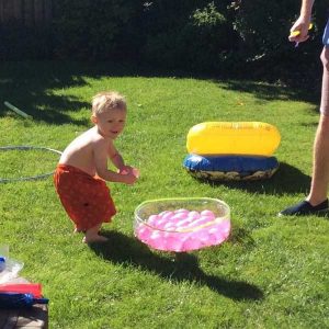 enfant pret a lancer une bombe a eau