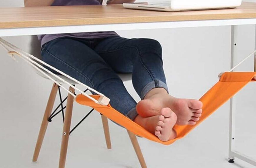 Le mini hamac pour les pieds amène un air de vacances au bureau