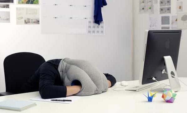 Le coussin autruche Ostrich Pillow permet de dormir partout