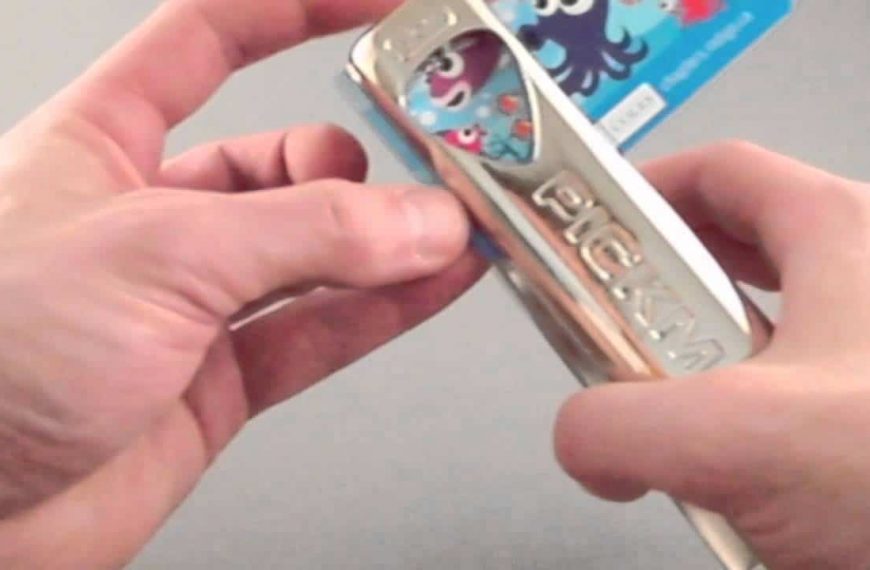 Pickmaster est une machine perforatrice de médiator personnalisé