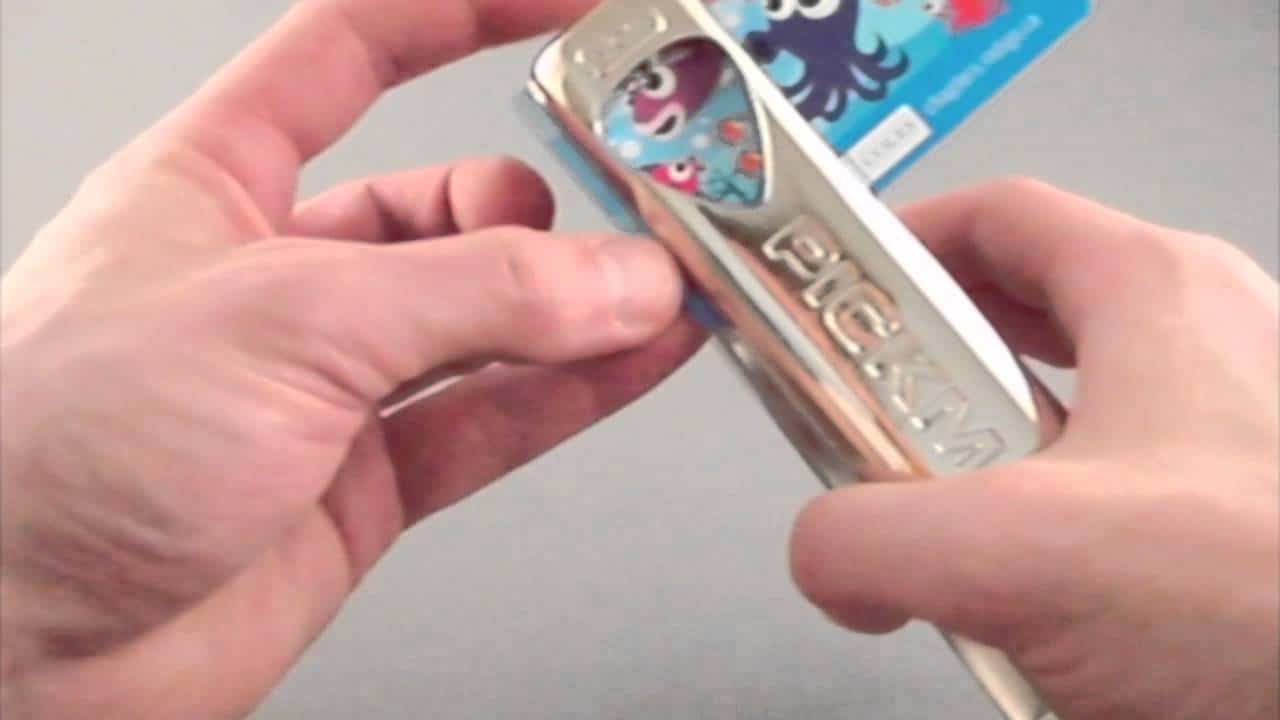 perforatrice fabriquer un médiator guitare