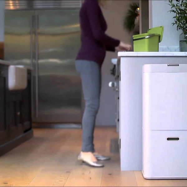 La poubelle Totem de Joseph Joseph fait le tri sélectif dans la cuisine