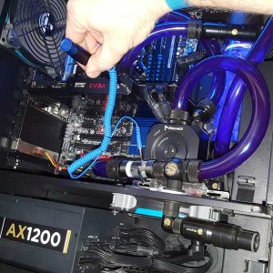 réparation ordinateur avec tournevis et bracelet antistatique