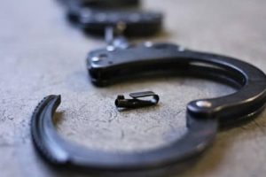 se libérer quand menotté aux barreaux avec la clé de menottes TIHK