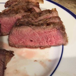 Viande parfaitement cuite avec trou de sonde de cuisson