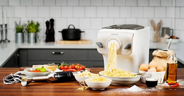 La machine à pâtes Philips HR2355 les rend fraîches et maison