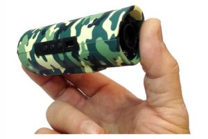 la caméra infra rouge sans fil Snooperscope tient dans la main