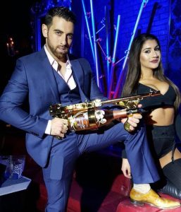 Un magnum de champagne gaspillé en style avec le Champagne Gun