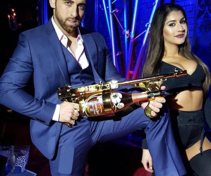 Un magnum de champagne gaspillé en style avec le Champagne Gun