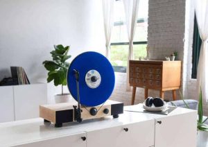 Le lecteur de disque vinyle Gramovox joue à la verticale