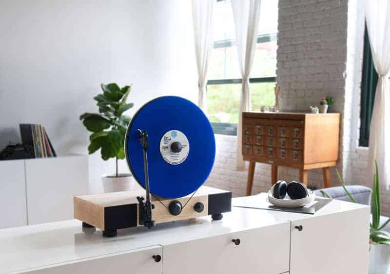 Le lecteur de disque vinyle Gramovox joue à la verticale