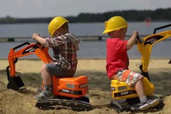 La mini pelle enfant de Falk le fera jouer… et travailler