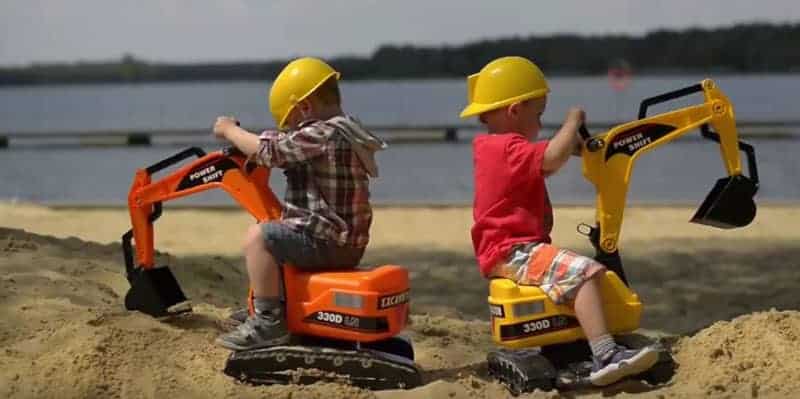 La mini pelle enfant de Falk le fera jouer… et travailler