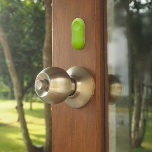 alarme antivol GuardPeanut sur une porte