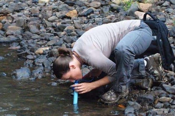 La paille LifeStraw est un filtre nomade pour rendre l’eau potable