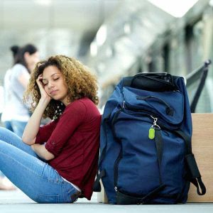 femme surveillant bagage aéroport