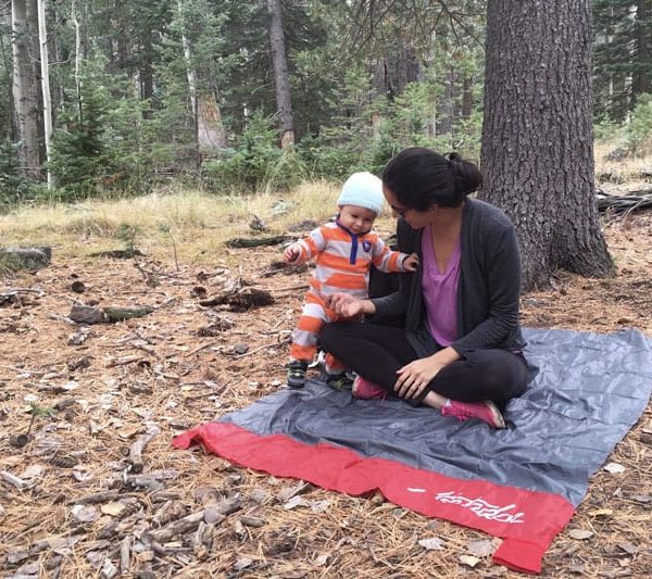 La couverture de pique-nique imperméable Matador tient en poche
