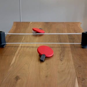 filet de ping pong rétractable Pongo sur une planche en bois