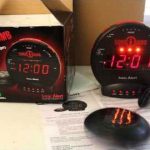Le réveil Sonic Bomb vibre pour réveiller les sourds