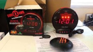 Le réveil Sonic Bomb vibre pour réveiller les sourds