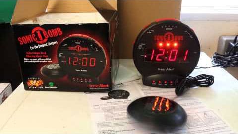 Le réveil Sonic Bomb vibre pour réveiller les sourds