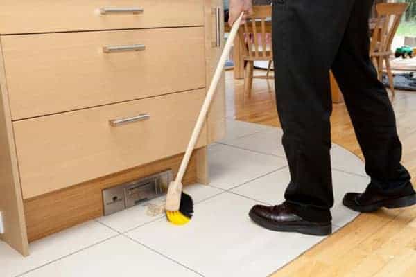 L’aspirateur de cuisine Sweepovac change plinthes en ramasse-miette