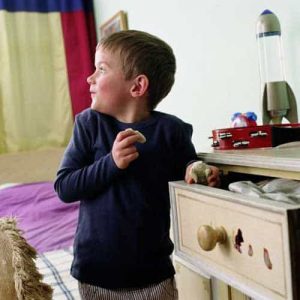 enfant en train de voler dans un tiroir