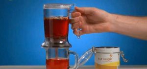 La théière transparente IngenuiTea a un infuseur intégré