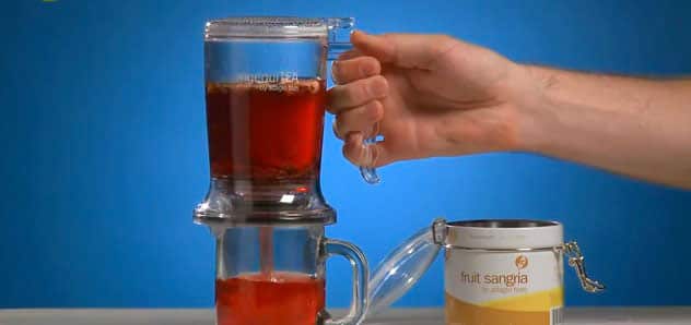 La théière transparente IngenuiTea a un infuseur intégré