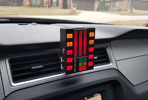 Le chargeur K.I.T.T. change votre voiture en Pontiac Firebird K2000