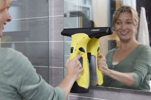 L’aspirateur laveur Karcher WV2 laisse vos vitres impeccables