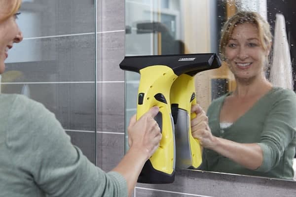L’aspirateur laveur Karcher WV2 laisse vos vitres impeccables