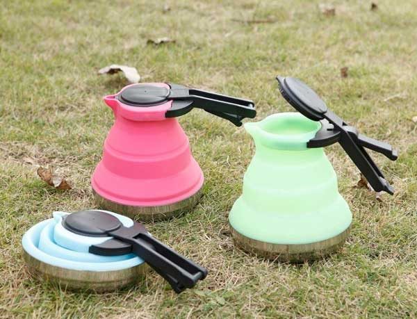 Cette bouilloire de camping en silicone est pliable et portable