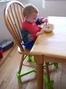 enfant mangeant à table avec rehausseur kaboost