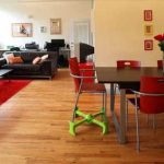 Le rehausseur de chaise Kaboost est pliable et nomade