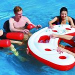 Ce bar flottant pour piscine fait débarquer nos amis