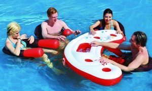 Ce bar flottant pour piscine fait débarquer nos amis